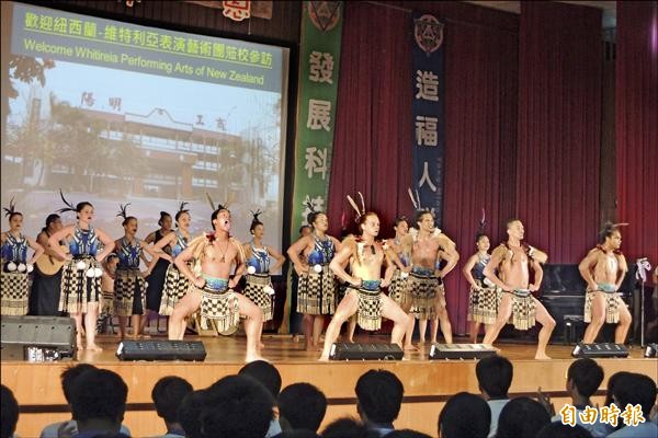 紐西蘭維特利亞表演團隊訪陽明工商，精彩表演讓師生看得目不轉睛。（記者劉婉君攝）