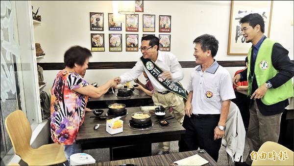 立委劉建國（右一）昨陪同涂醒哲（右三）向市民請託拜票。（記者丁偉杰攝）