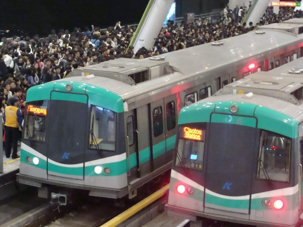 國民黨主席馬英九昨日批評高雄市捷運載客量未達營運目標時，提及高雄人平均餘命不如台北市的談話，遭到綠營反擊，國民黨發言人陳以信反嗆民進黨與高雄市政府引用錯誤資訊，藉機謾罵國家元首，根本是惡質政治操作。（資料照，記者楊菁菁攝）