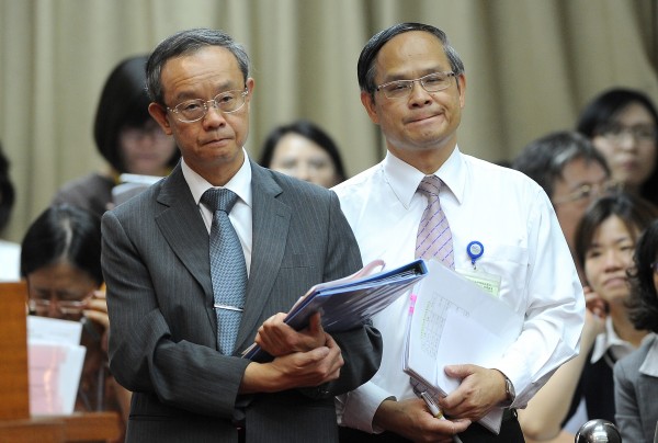 台大醫院院長黃冠棠（左）今天再次列席立法院備詢。（資料照，記者劉信德攝）