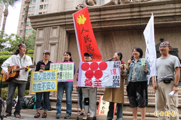 頂新集團一年內接連出現銅葉綠素混油、餿水油及目前飼料油三起重大疏失，人民民主陣線今天早上到帝寶前抗議，呼籲全民抵制頂新油品。（記者周思宇攝）