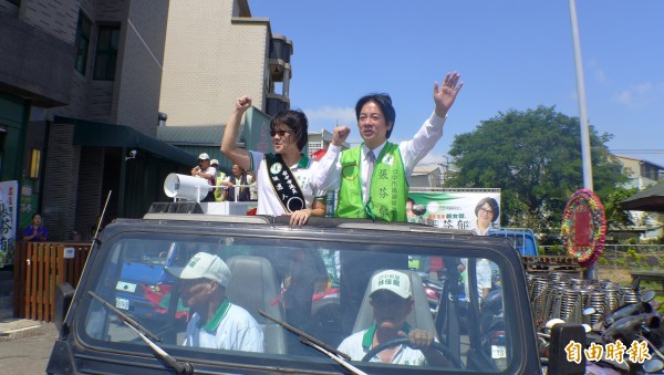 賴清德（右）陪同張芬郁（左）車隊掃街。（記者俞泊霖攝）