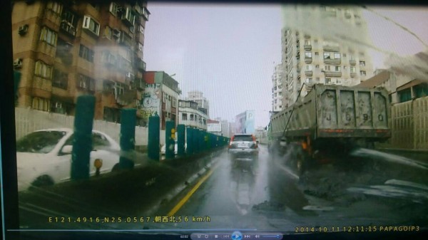 砂石車於高架道上沿路掉落廢土。（記者謝君臨翻攝）