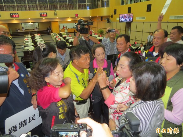 國民黨團動員佔據主席台，與議長賴美惠等人發生推擠衝突，現場亂成一團。（記者蔡文居攝）