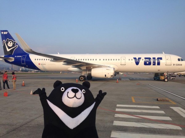復興航空旗下的低成本航空公司「威航」，首架飛機今天下午飛抵台北松山機場，以取名「威熊」的台灣黑熊為LOGO的機身正式亮相。（圖取自威航臉書）