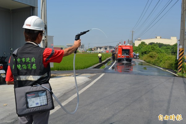 台中市霧峰區生產氯化鐵的豐洲化工公司今早發生火警，市府環保局擔心有毒氯氣外洩，持續在附近進行監測。（記者陳建志攝）