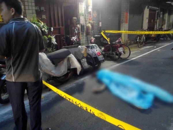 男子從6樓跳下，當場爆頭慘死。（記者曾健銘翻攝）