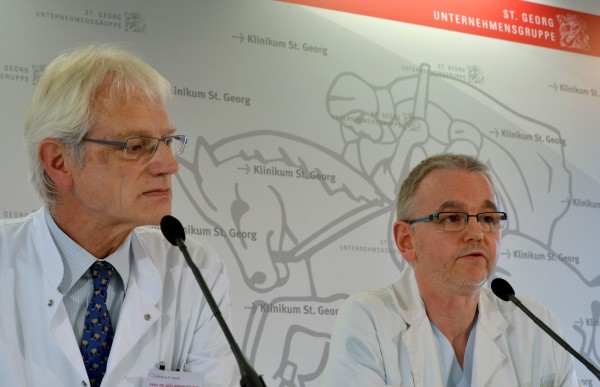 伊波拉疫情升溫，在德國接受治療的三位病患中，昨天一名蘇丹籍醫師已證實死亡。圖左為該死亡患者的主治醫師。（法新社）