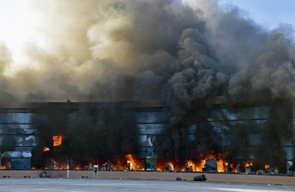 墨西哥南部格雷羅州政府總部被示威者縱火焚燒。（法新社）