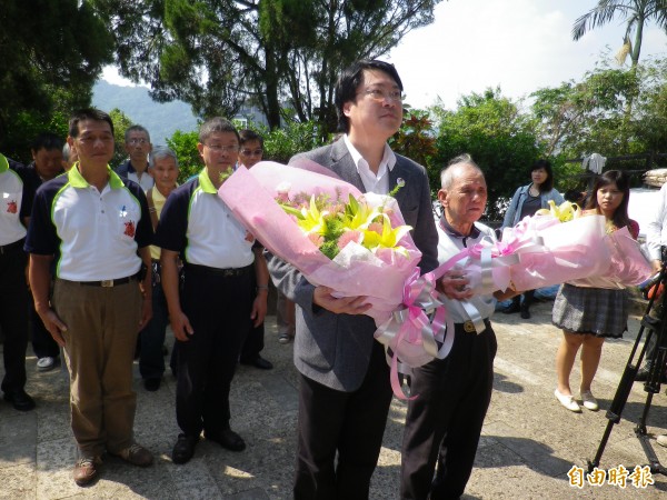 民進黨基隆市長參選人林右昌（中）與林姓宗親會宗長祭拜已故前市長林番王。（記者盧賢秀攝）