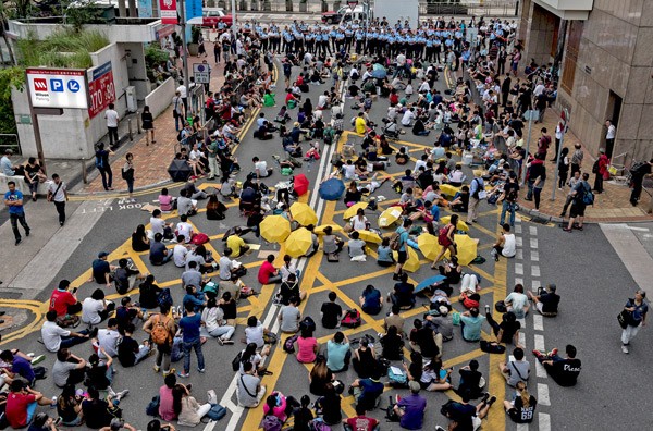 儘管香港警方拆除佔中人士在部分佔領區架設的路障，但不少佔中支持者十四日仍堅守在佔領區，持續與警方對峙。（法新社）