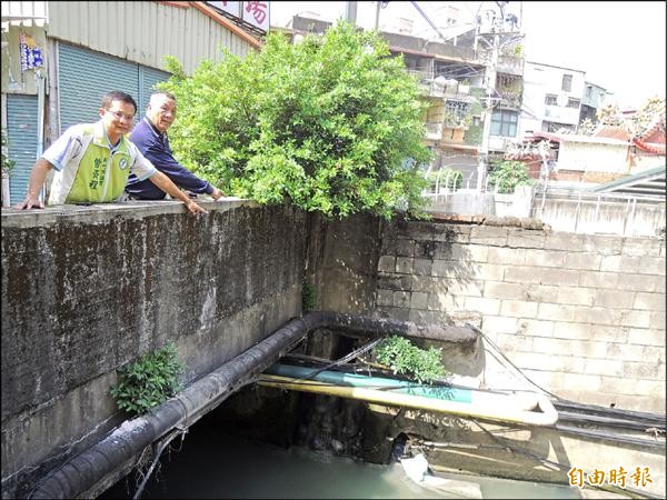 中油天然氣管線外露，市議員曾資程（左）和仙水里長林明志抨擊，若因溪面高漲，管線泡在水裡發生鏽蝕或洩漏，引發氣爆，後果不堪設想。（記者洪美秀攝）