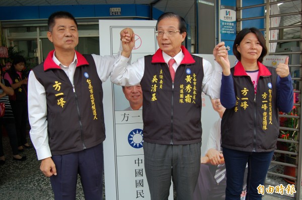 國民黨南市長操盤手前教育部長吳清基（中）今天為南市第五選區國民黨提名市議員參選人方一峰（左）推薦，談南市長選情會比「六比四」好。（記者楊金城攝）