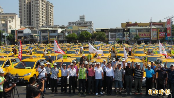 計程車挺林佳龍後援會今天成立（記者蘇金鳳攝）