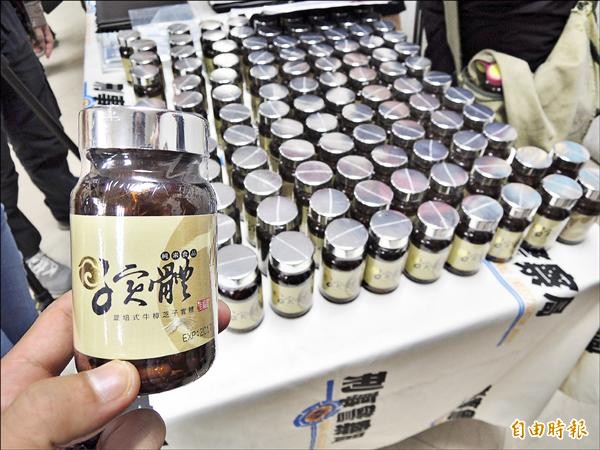 警方起獲牛樟芝商品、帳冊等大批贓證物。（記者邱俊福攝）