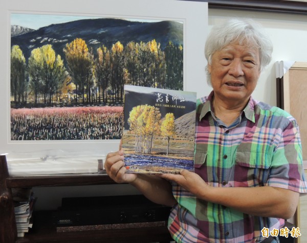 苗栗縣籍的鄉土畫家張秋台，21日起將在國父紀念館舉辦「川藏風土系列」水彩畫展，後方為他的「紅草灘之晨」畫作。（記者張勳騰攝）