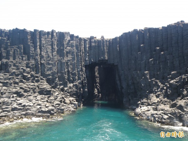 西吉嶼的藍洞今年爆紅，為南方四島增加不少遊客。（記者劉禹慶攝）