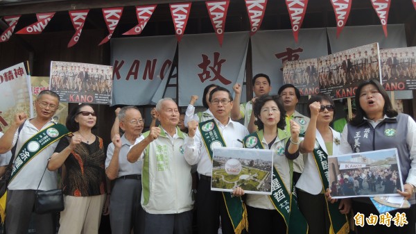 涂醒哲（右四）由父親涂炳榕（右五）、妻子鄭玉娟（右三）等家族成員陪同，宣示將推出「KANO祭」活動行銷嘉義市。（記者丁偉杰攝）