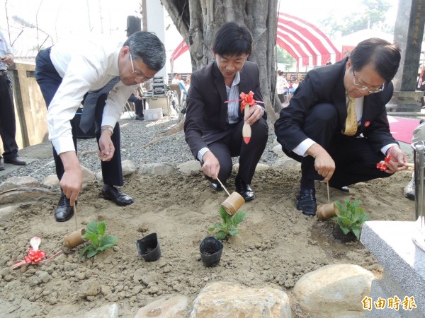 親手種下菊花苗，展現對開台文化祖師沈光文的禮敬。（記者林孟婷攝）