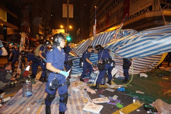 今天凌晨港警突襲旺角示威區，半小時內就拆除大部分的障礙物及帳篷，警方聲稱不是要清場，只是希望移除道路上的障礙物及危險物品。（圖取自香港獨立媒體網）