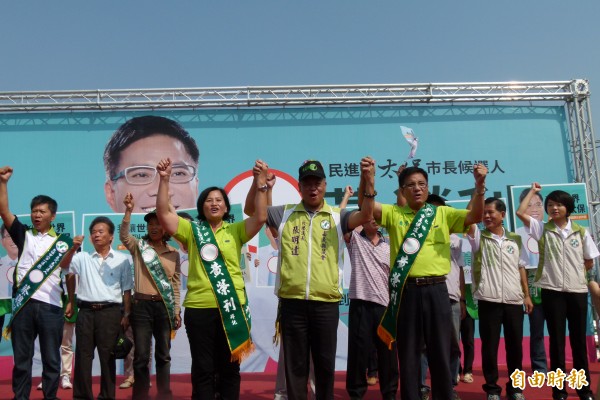 民進黨徵召的太保市長參選人黃榮利，由代理議長張明達（前中）披彩帶誓師出征。（記者蔡宗勳攝）