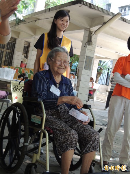 大學生當一日孫子，陪伴長輩玩遊戲，了解孝順的意義。（記者陳文嬋攝）