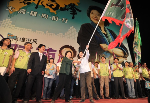 民進黨主席蔡英文授旗給高雄市長參選陳菊。（記者黃志源攝）