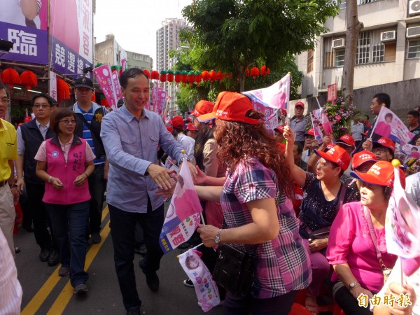 新北市長朱立倫出席新北市議員參選人胡淑蓉的競選總部成立大會。（記者李雅雯攝）