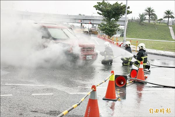 起火的紅色休旅車是花蓮縣消防局長顏新章的公務車，大批警力趕來滅火。（記者花孟璟攝）