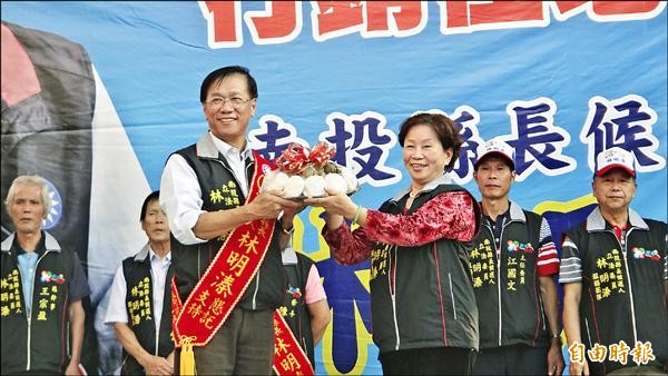 林明溱（左三）昨天下午成立中寮鄉競選服務處，前中寮鄉長陳月英（右三）到場致意。（記者佟振國攝）