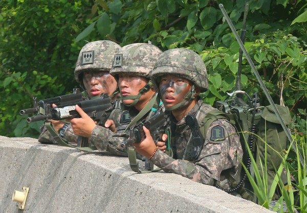 南北韓在今日下午於軍事分界線附近發生短暫交火，目前未傳出傷亡。圖為在進行訓練的南韓士兵，與本事件無關。（法新社）