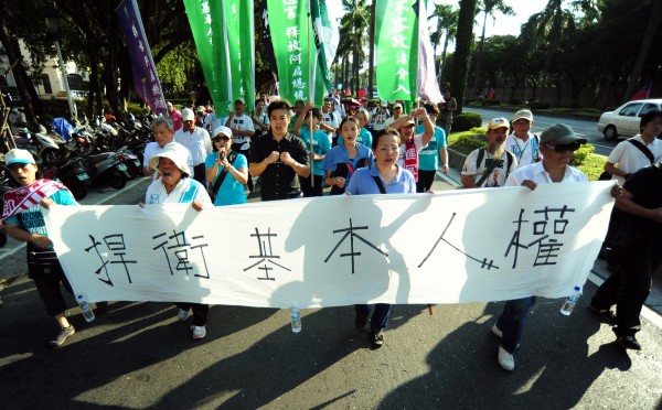 台灣民主人權平台發起遊行，要求法務部盡速通過陳水扁保外就醫聲請。（記者羅沛德攝）