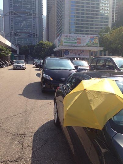 支持佔中學生，中環今天下午出現「汽車圍城」。（圖擷取自「汽車圍城，保護學生」臉書）