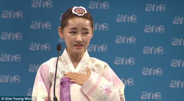 朴銀美在青年高峰會上泣訴北韓的恐怖生活。﹝圖擷自《每日郵報》﹞