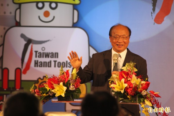 台中市長胡志強出席台灣五金展，強調自己「會繼續連任」。（記者俞泊霖攝）