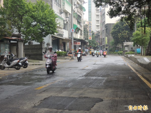 新竹市多條道路原本崎嶇不平，但很多民眾也感受到，選舉到了，市區道路也變平了，只有選舉到路才會平。（記者洪美秀攝）