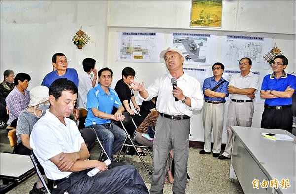 中壢車站商圈發展自救會地主要求中正路未完成土地徵收前，捷運不施工。（記者李容萍攝）