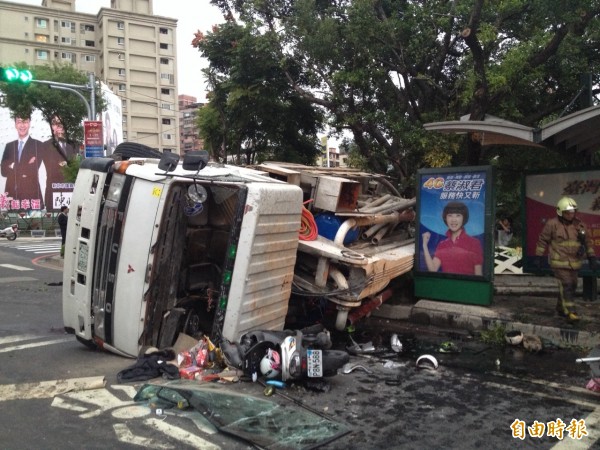 水泥預拌車翻覆現場。（記者曾健銘攝）