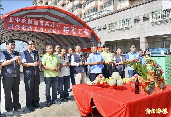 台中市長胡志強參加大里公園街北段拓寬「開工說明會」，還帶頭焚香祭拜，議員李天生質疑選舉動工秀。（記者陳建志攝）