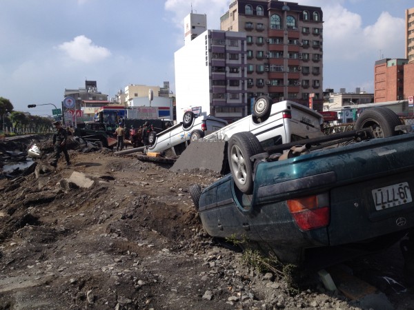 高雄氣爆造成路面滿目瘡痍，還有不少汽機車被炸損。（資料照，記者黃良傑攝）