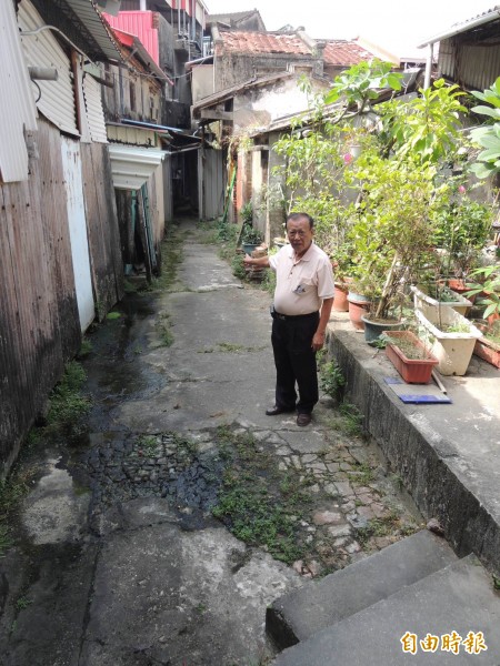 關廟零售市場北側道路三十年來未通,影響當地的發展。(記者林孟婷攝) 關廟零售市場北側道路三十年來未通,影響當地的發展。(記者林孟婷攝)