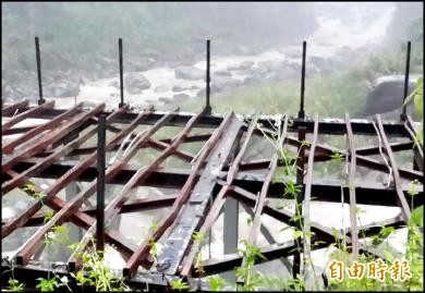 竹山瑞龍瀑布棧道因火災被燒毀迄今仍未修復。（記者謝介裕攝）