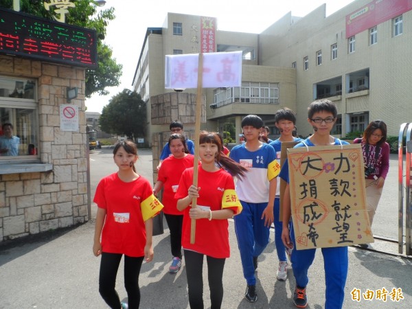 大成學子響應台灣世界展望會飢餓三十活動，上街募集愛心。（記者彭健禮攝）