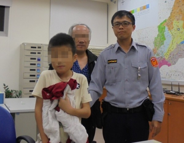 新北市12歲孫姓少年，因輕度智障外出後迷途，幸遇熱心的士林分局文林所員警李建復詢問，讓孫家父子團聚。（記者陳恩惠翻攝）