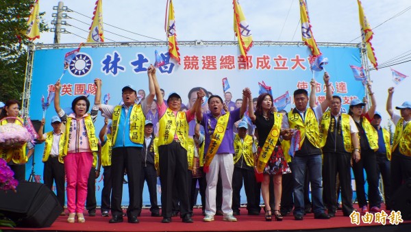 台中市議長林士昌（前排左四）成立競選總部，市長胡志強（前排左三）到場站台。（記者俞泊霖攝）