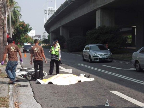 台中一名騎士，因為鋪路造成路面落差大，摔倒後遭到水泥車輾斃，家屬將提出國賠。（記者許國楨攝）