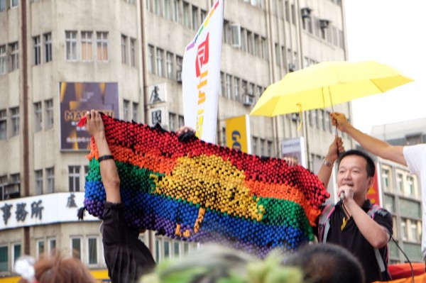 香港立法會議員陳志全，攜帶雨傘彩虹旗前來聲援。（記者陳炳宏攝）