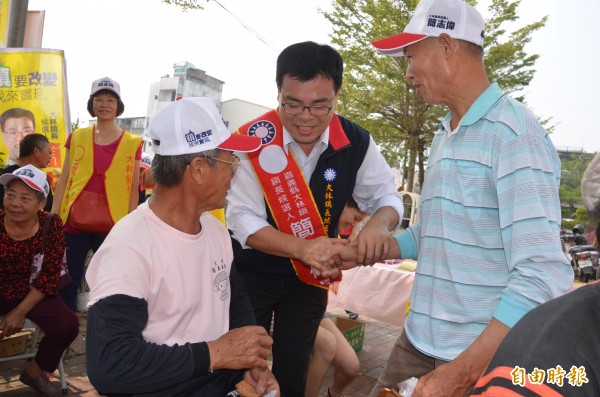 嘉縣國民黨籍大林鎮長候選人簡志偉今早成立競選總部，簡志偉（中）逐一向到場力挺的支持者致意。（記者謝銀仲攝）