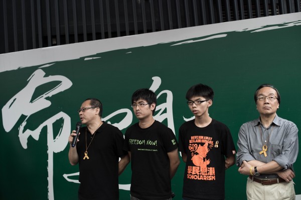 香港專上學生聯會等佔中核心團體,原訂今晚舉辦公投向港府施壓,卻臨時宣布擱置。據指出,金鐘現場的民眾多對此決定表示肯定。(法新社) 香港專上學生聯會等佔中核心團體,原訂今晚舉辦公投向港府施壓,卻臨時宣布擱置。據指出,金鐘現場的民眾多對此決定表示肯定。(法新社)