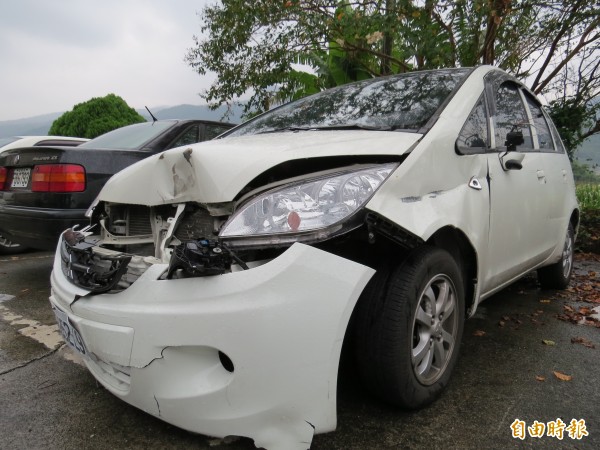 賴姓助教的自小客車，車頭可見嚴重撞擊下的凹痕。（記者王揚宇攝）